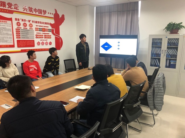 学生正在答辩.jpg 学生正在答辩.jpg