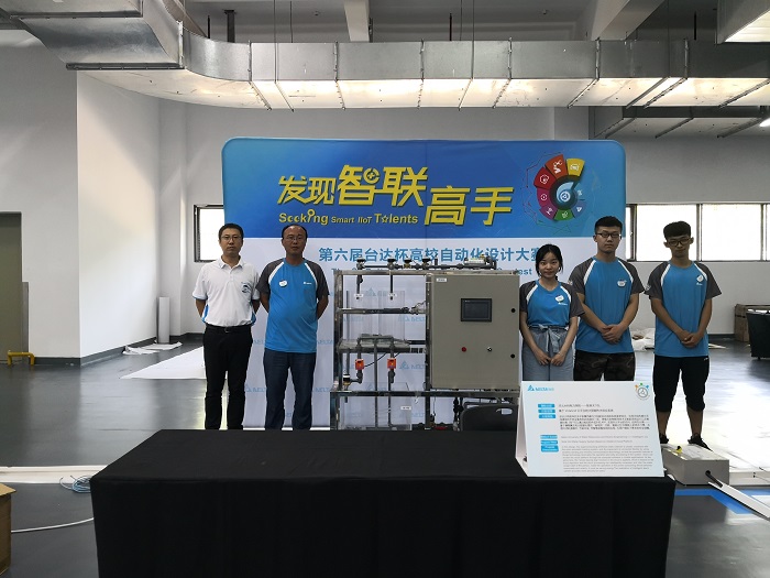 2参赛师生和作品合影留念.jpg 2参赛师生和作品合影留念.jpg